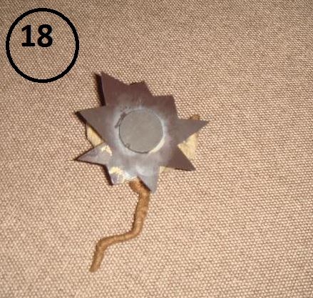 Round magnetic base with a tail for the mouse