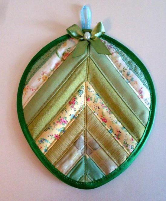 Leaf-shaped kitchen potholder