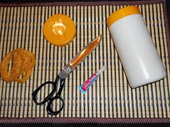 Materials: bamboo placemat, two plastic jar lids, ribbon, scissors and glue