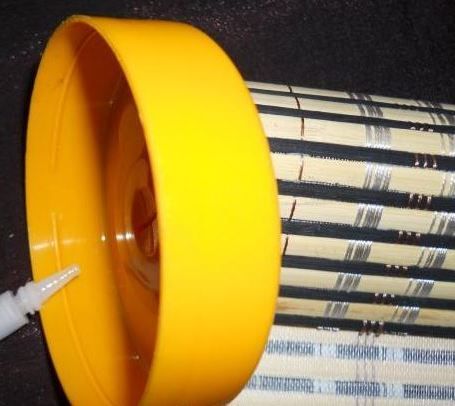 Gluing a plastic jar lid to one end of the bamboo tube (fixed base)