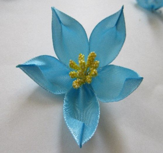 Красивый цветок из атласных лент своими руками