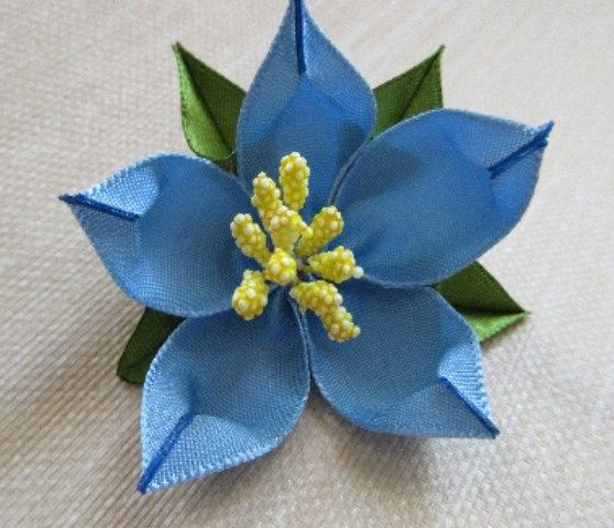 Красивый цветок из атласных лент своими руками