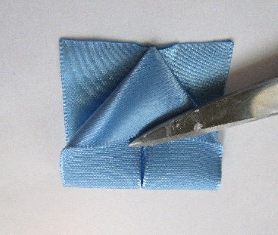 Красивый пышный бант из тонкой атласной ленты