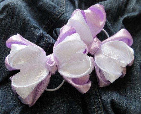 Finished two-tone bow made of white and lilac ribbons