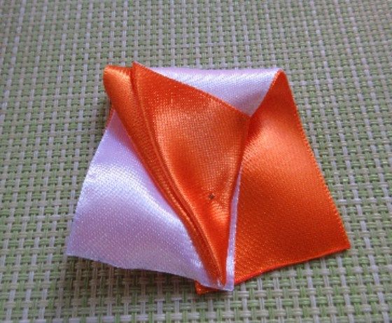 Petal-shaped bow piece made of orange and pink ribbon