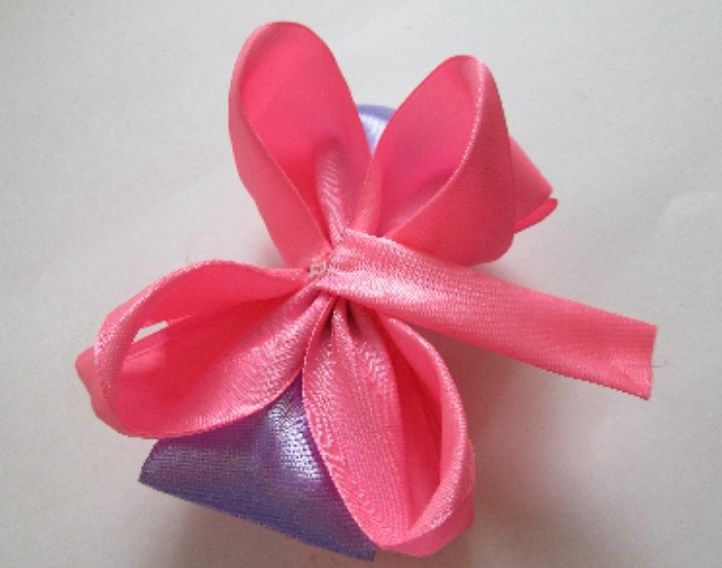 Wrapping the bow center with pink satin ribbon