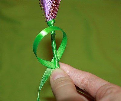 Forming a leaf from green ribbon on the stem