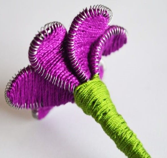 Side view of the finished ganutell flower with a green stem