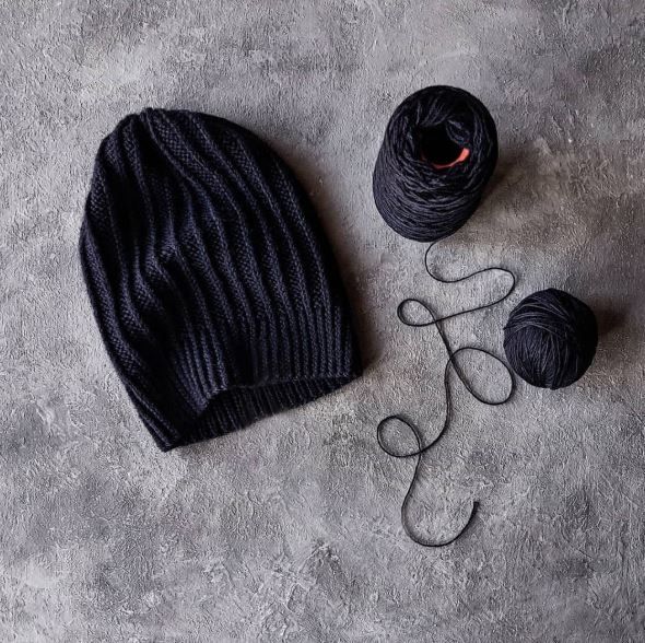 Men's slouchy beanie with vertical line pattern