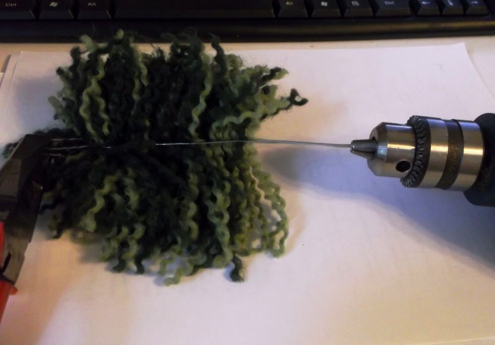 Забавная елочка из лохматых ниток