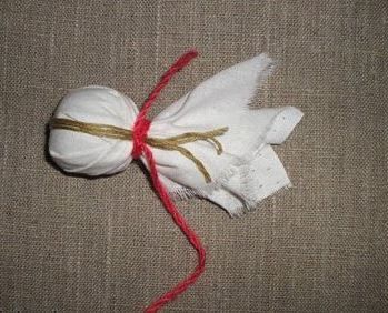 Заготовка головы куклы-мотанки из белой ткани с красной обвязкой