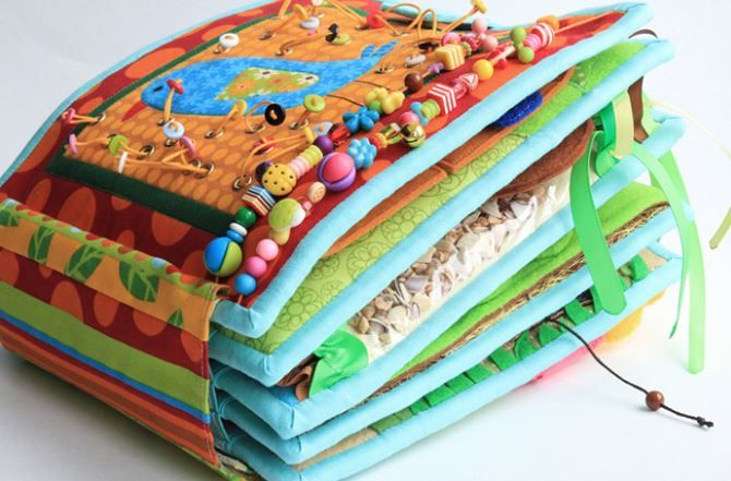 Сложенная мягкая развивающая книжка из ткани